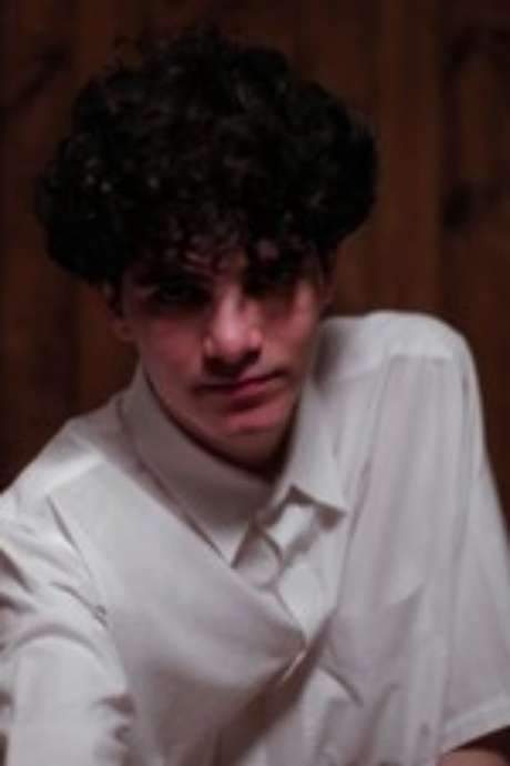   A young man from Curitiba who works in a photo booth feels tempted to steal from the cash register. However, his intentions are thwarted by the sudden arrival of a customer.  